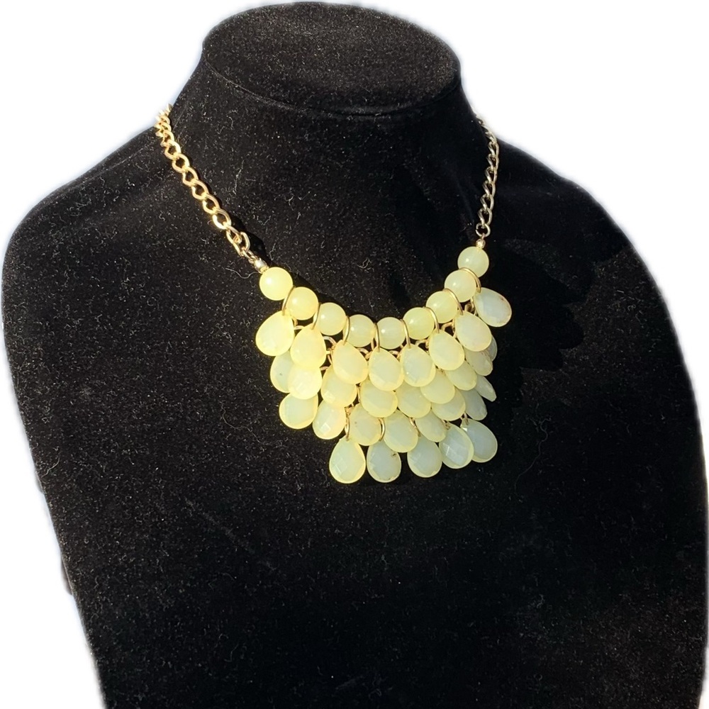Tahari Elegant Gold chain yellow Cream beads statement Necklace 20” - Picture 2 of 7